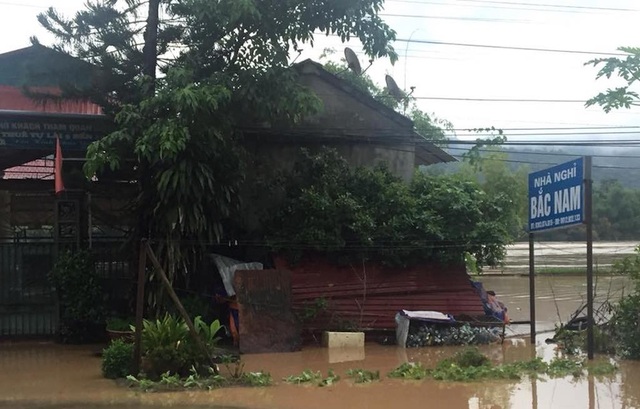 “Nước rút đến đâu, thanh niên tình nguyện có mặt ở đó” - 4 Trong đợt mưa lũ ngày 30-31/8 vừa qua, nước sông suối dâng nhanh đã khiến nhiều ngôi nhà, nhiều công trình giao thông bị hư hỏng nặng; các loại cây cối hoa màu của nhân dân các xã của huyện Tương Dương, Nghệ An bị ngập trong biển nước...