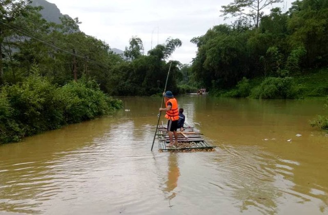 Bác thông tin vỡ đập thủy điện Trung Sơn - 2 Người dân phải dùng bè đi lại trên đường