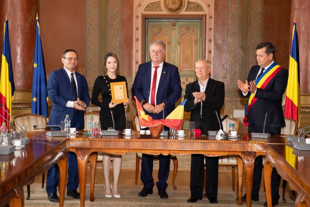 
Lý Nhã Kỳ được chính quyền tỉnh Gorj trao chứng nhận đại sứ du lịch và văn hóa cho tỉnh (Ảnh: Mr.AT)

