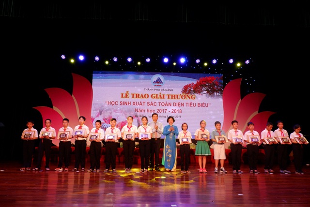 Đà Nẵng vinh danh học sinh xuất sắc - 1 Các em học sinh xuất sắc toàn diện năm học 2017 - 2018 ở Đà Nẵng vừa được vinh danh sáng nay (31/8)