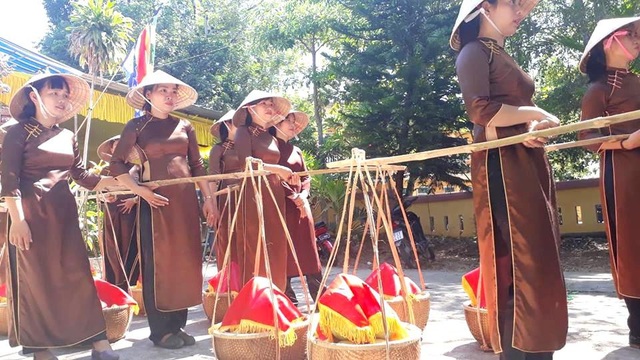 Độc đáo lễ cung tiến bưởi thanh trà vào Hoàng cung Huế - 3 Các thiếu nữ gánh thanh trà có phủ vải điều