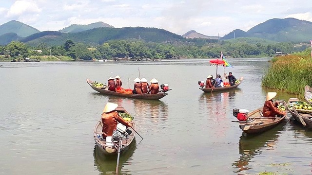 Độc đáo lễ cung tiến bưởi thanh trà vào Hoàng cung Huế - 6 Thuyền xuất bến