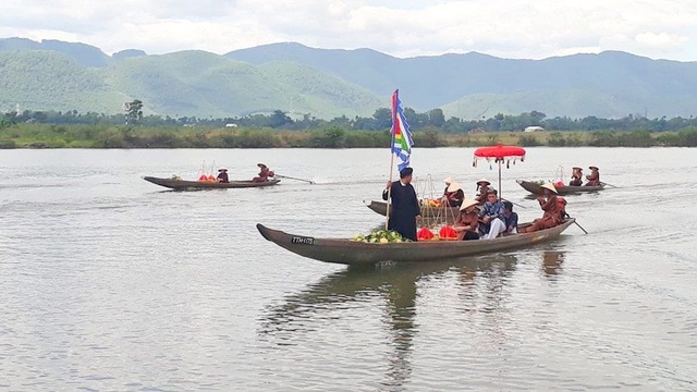 Độc đáo lễ cung tiến bưởi thanh trà vào Hoàng cung Huế - 7 Đi giữa sông Hương