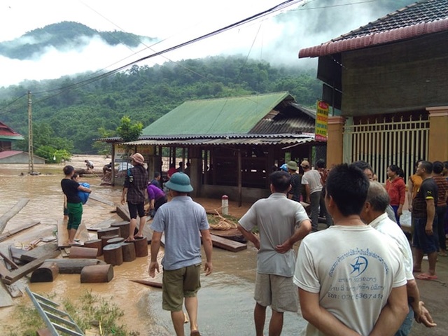 Bất lực nhìn dòng lũ.