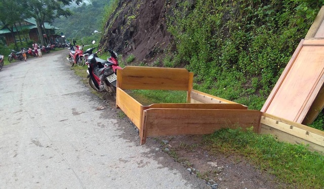 Người dân nháo nhác di dời tài sản.
