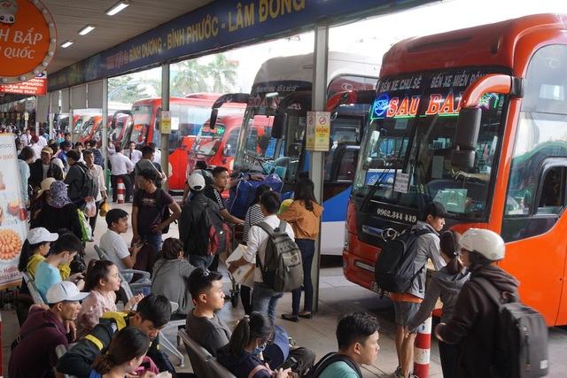 Người dân tấp nập rời thành phố về quê nghỉ lễ 2/9 - 16 Lượng khách qua bến xe miền Đông năm nay dự báo tăng khoảng 2% so với kỳ nghỉ lễ năm trước