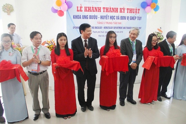 Người phụ nữ Nhật vận động hơn 8 tỉ đồng cho bệnh nhi ung thư - 2 Ông Nguyễn Dung, Phó Chủ tịch UBND tỉnh Thừa Thiên Huế (thứ 4 từ trái qua) cùng các đại biểu cắt băng khánh thành