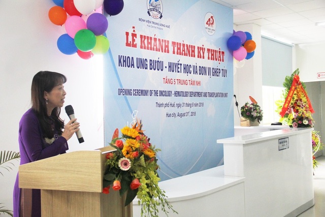 Người phụ nữ Nhật vận động hơn 8 tỉ đồng cho bệnh nhi ung thư - 3
Cô Kazuyo Watanabe, Chủ tịch Tổ chức chăm sóc trẻ em ung thư châu Á, người vận động cho việc xây dựng Khoa Ung bướu - Huyết học và Đơn vị ghép tủy dành cho bệnh nhân nhi vui mừng phát biểu, hy vọng công trình này sẽ giúp được cho nhiều bệnh nhi và gia đình các em