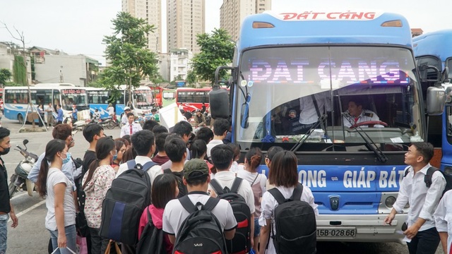 Người dân tấp nập rời thành phố về quê nghỉ lễ 2/9 - 6 Một nhà xe Hà Nội Hải Phòng chật kín khách.