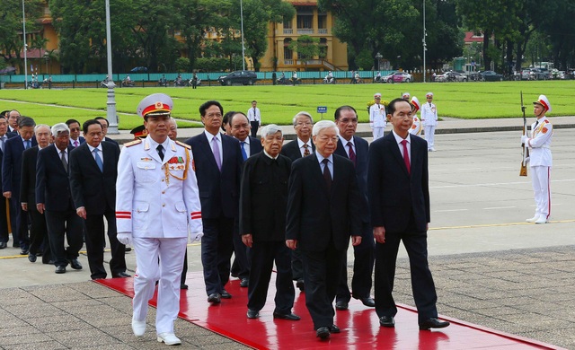 Lãnh đạo Đảng, Nhà nước vào Lăng viếng Chủ tịch Hồ Chí Minh - 1
Đoàn đại biểu Đảng, Nhà nước đặt vòng hoa và vào Lăng viếng Chủ tịch Hồ Chí Minh. Ảnh: Dương Giang - TTXVN