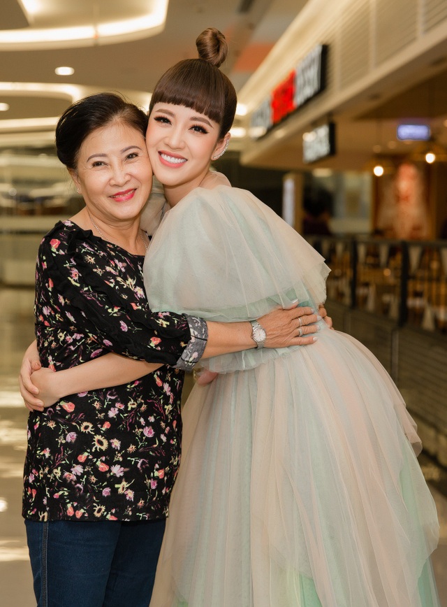 Cô em chồng bị “chửi rủa” nhiều nhất màn ảnh Việt lần đầu khoe mẹ - 2 Mới đây, Puka lần đầu chia sẻ về “người phụ nữ đặc biệt” của mình. Mẹ Puka âm thầm đứng sau ủng hộ cô con gái út giao lưu, trò chuyện cùng đồng nghiệp. Nhiều năm liền Puka lên TPHCM lập nghiệp, vì lo cho cô con gái út sẽ không tự chăm sóc mình, bố mẹ Puka sắp xếp thời gian và bàn bạc nhau sẽ đi đi về về từ Lai Vung - Đồng Tháp đến TPHCM liên tục để chăm con gái.