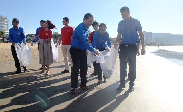 Bình Định: 1.000 Đoàn viên, thanh niên nhặt rác thải tại bãi biển du lịch - 1 Phó Chủ tịch UBND tỉnh Bình Định Nguyễn Phi Long (trái) tham gia nhặt rác làm sạch bãi biển Quy Nhơn.