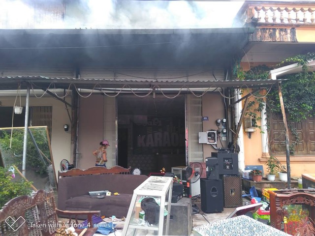 5 quán karaoke bị thiêu rụi trong một vụ cháy - 1 Ngọn lửa thiêu rụi 5 quán karaoke nằm sát nhau (ảnh Hữu Việt)