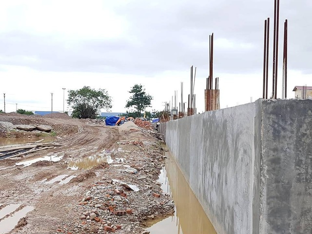 Cận cảnh “đại công trường” doanh nghiệp xây dựng trái phép, “tiện tay” lấn cả sông Vân! - 12 Ngổn ngang đại công trường xây dựng trái phép.