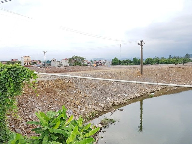 Cận cảnh “đại công trường” doanh nghiệp xây dựng trái phép, “tiện tay” lấn cả sông Vân! - 4 Công ty CP Bê tông thép Ninh Bình san lấp mặt bằng đất của công ty lấn cả xuống dòng sông Vân.