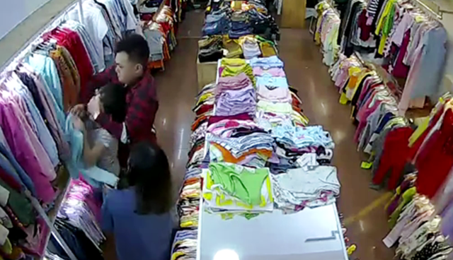 Truy bắt đôi nam nữ dùng hung khí tấn công nhân viên bán hàng - 2 Nam thanh niên rút dao đâm nhiều nhát vào nữ nhân viên