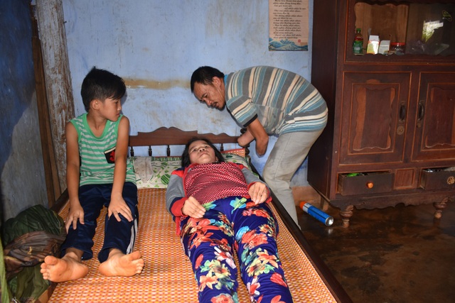 Xót thương người chồng cụt 2 tay và 1 chân vẫn “gồng mình” nuôi vợ bị bại liệt - 4 Sáng ở nhà chăm vợ, chiều anh Hồng tranh thủ đi làm đến khuya để có tiền chăm vợ bại liệt