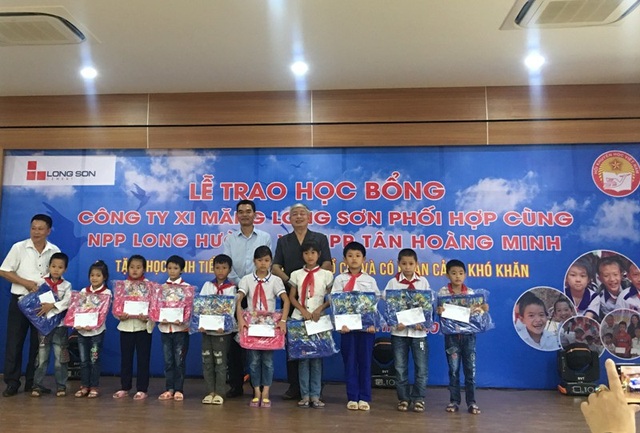 Thanh Hóa: Gần nửa tỷ đồng học bổng “tiếp sức” học sinh nghèo trước thềm năm học mới - 1
Lãnh đạo công ty xi măng Long Sơn và Hội Khuyến học Thanh Hóa trao học bổng cho các em học sinh.