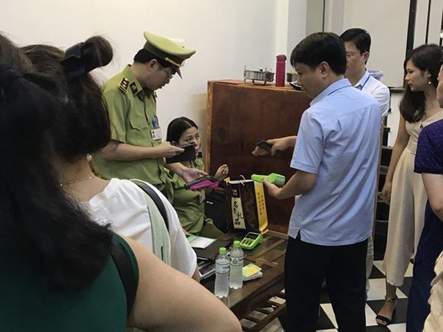 Mua hàng ở Việt Nam nhưng trả tiền cho... Trung Quốc! - 1
Lực lượng chức năng kiểm tra một cửa hàng sử dụng máy POS lậu tại Quảng Ninh. Ảnh: ĐH