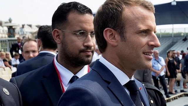 Viên “cận vệ” tổng thống gây ra “cơn lốc” phẫn nộ khắp nước Pháp - 2
Alexandre Benalla (trái) rất hay có mặt bên cạnh tổng thống Macron. Ảnh chụp ngày 14/7/2018.