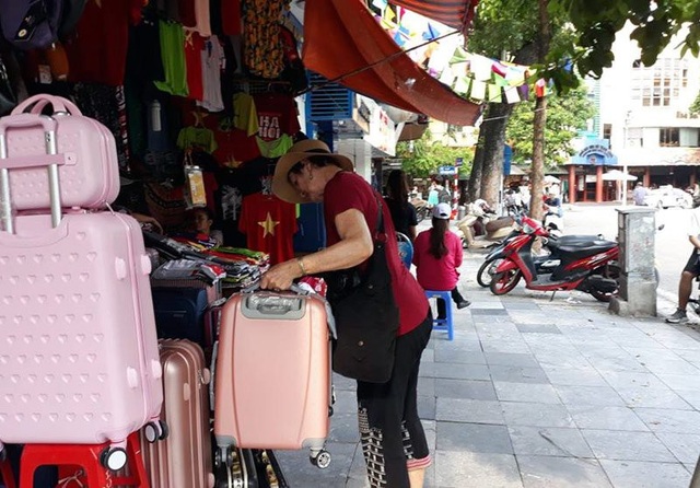 Chuyện không tưởng ở phố cổ khiến khách Tây hốt hoảng - 2 Nạn chặt chém ở phố cổ đã giảm bớt nhưng nhiều khách du lịch vẫn không tự tin khi mua hàng một mình.