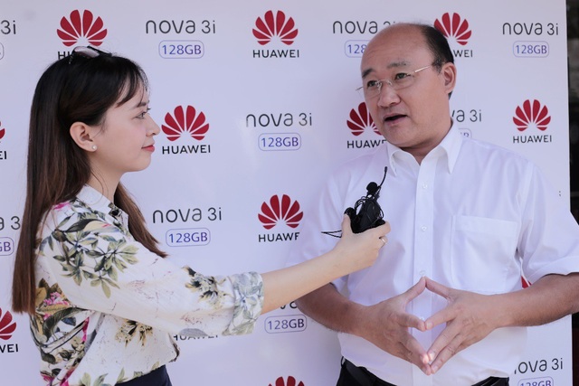 Huawei đặt mục tiêu top 2 thị trường smartphone Việt trước năm 2020 - 2 Ông Nguyễn Việt Hoàng chia sẻ Huawei đặt mục tiêu đến năm 2020 trở thành thương hiệu smartphone đứng thứ 2 tại Việt Nam.