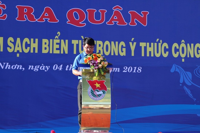 Sôi động chiến dịch “Hãy làm sạch biển từ trong ý thức cộng đồng” lớn nhất Quy Nhơn 2018 - 2 Ông Lương Đình Tiên, Phó Bí thư Hội LHTN Việt Nam tỉnh Bình Định phát biểu khai mạc lễ ra quân