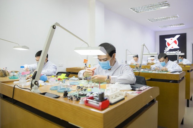 Hệ thống đồng hồ Xwatch có thực sự uy tín không? - 3 Đội ngũ kỹ thuật được đào tạo bài bản