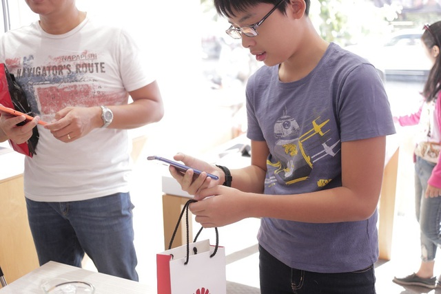 Huawei đặt mục tiêu top 2 thị trường smartphone Việt trước năm 2020 - 4 Khách đến nhận máy Nova 3i rất đa dạng về độ tuổi cho thấy sản phẩm đáp ứng tốt nhu cầu của số đông người dùng