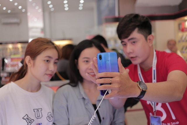 Huawei đặt mục tiêu top 2 thị trường smartphone Việt trước năm 2020 - 5 Huawei Nova 3i có thiết kế sang trọng bắt mắt và sở hữu 4 camera AI ấn tượng