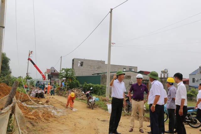Phú Thọ hoàn thành việc sửa chữa và khắc phục sự cố về điện do hoàn lưu bão số 3 - 4
Lãnh đạo Tổng công ty Truyền tải điện Miền Bắc trực tiếp xuống địa phương chỉ đạo việc khắc phục hậu quả hoàn lưu bão số 3 tại Phú Thọ