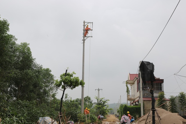 Phú Thọ hoàn thành việc sửa chữa và khắc phục sự cố về điện do hoàn lưu bão số 3 - 2
nhiều đường dây, trạm biến áp bị hư hỏng đã được khắc phục