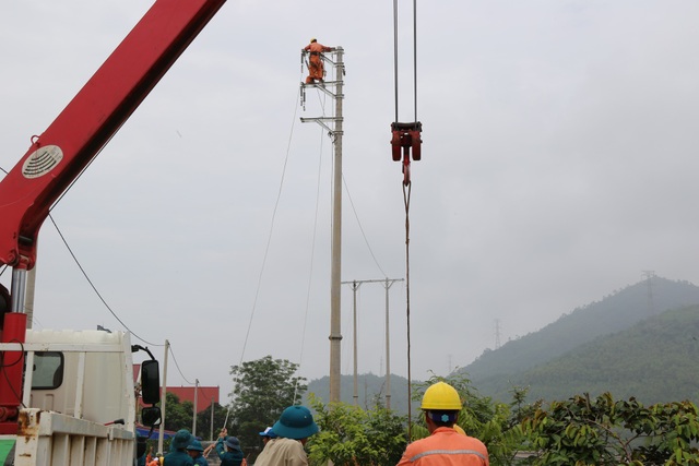 Phú Thọ hoàn thành việc sửa chữa và khắc phục sự cố về điện do hoàn lưu bão số 3 - 3
Công ty Điện lực Phú Thọ đã huy động tối đa nhân lực để khắc phục hậu quả mưa bão