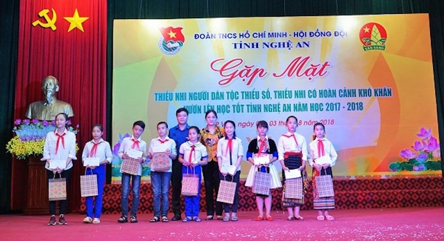Nghệ An: Tuyên dương 200 thiếu nhi dân tộc thiểu số, có hoàn cảnh khó khăn, học giỏi - 3 Bên cạnh đó, các đơn vị đoàn trực thuộc nhận đỡ đầu các em cũng đã trao mỗi em một suất quà với giá trị 500.000 đồng.