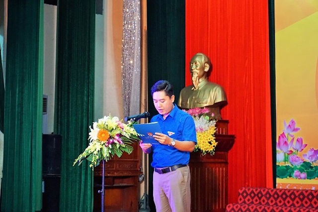 Nghệ An: Tuyên dương 200 thiếu nhi dân tộc thiểu số, có hoàn cảnh khó khăn, học giỏi - 2
Ông Lê Văn Lương - Phó Bí thư Tỉnh đoàn Nghệ An, Chủ tịch Hội đồng Đội tỉnh phát biểu tại buổi lễ.