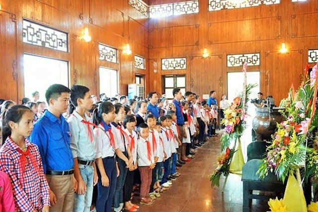Nghệ An: Tuyên dương 200 thiếu nhi dân tộc thiểu số, có hoàn cảnh khó khăn, học giỏi - 4
200 em thiếu nhi dân tộc thiểu số tiêu biểu, thiếu nhi có hoàn cảnh khó khăn vươn lên học giỏi tỉnh Nghệ An đã đến dâng hoa, dâng hương báo công lên anh linh Chủ tịch Hồ Chí Minh.