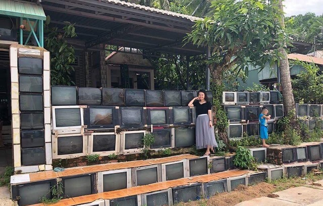 Ngôi nhà có hàng rào xếp từ tivi khiến dân mạng thích thú - 2 Ngôi nhà có hàng rào xếp từ tivi khiến dân mạng thích thú - 2