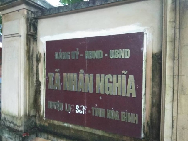 Vụ hai bị can "phù phép" điểm thi ở Hòa Bình: Chính quyền, người thân ngỡ ngàng - 2 Người dân và chính quyền xã Nhân Nghĩa ngỡ ngàng khi biết tin Khắc Tuấn bị bắt liên quan đến gian lận thi cử. (Ảnh: Mỹ Hà).