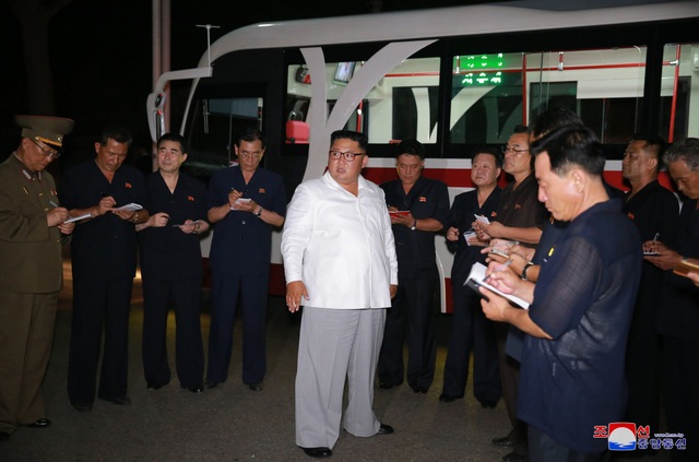 Ông Kim Jong-un đích thân thử xe điện hiện đại lúc nửa đêm - 1
Ông Kim Jong-un thị sát nhà máy sản xuất xe điện vào buổi tối. (Ảnh: KCNA)