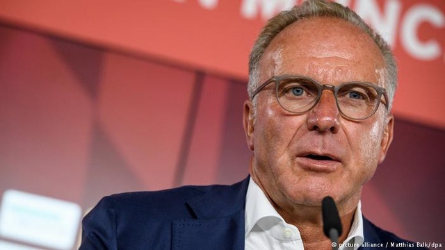 Bayern Munich phủ nhận động thái chiêu mộ Anthony Martial - 2 Rummenigge cho biết Bayern không cần thêm cầu thủ chạy cánh nữa vì họ đã có 4 cầu thủ đảm nhiệm vị trí này là Franck Ribery, Arjen Robben, Kingsley Coman và Serge Gnabry. Trong khi đó, Alphonso Davies cũng sẽ có mặt vào đầu năm tới.