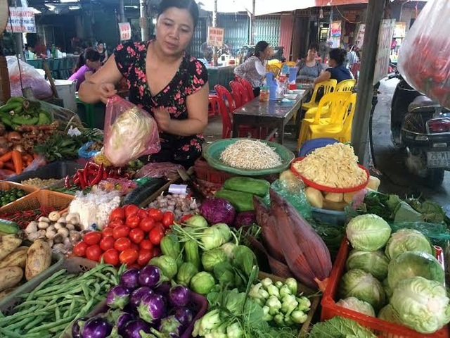 Cá khổng lồ Campuchia, vỏ bưởi tận thu Thái Lan: Người Việt gom về ăn - 5
Mưa lớn kéo dài, giá rau xanh tại chợ tăng mạnh.