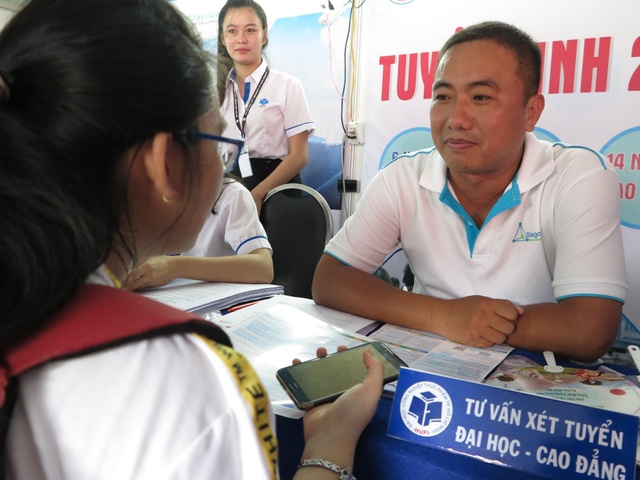 Trường ĐH đầu tiên phía Nam công bố điểm trúng tuyển - 1 Thạc sĩ Phạm Thái Sơn, Giám đốc trung tâm tuyển sinh trường ĐH Công nghiệp Thực phẩm TPHCM tư vấn cho thí sinh