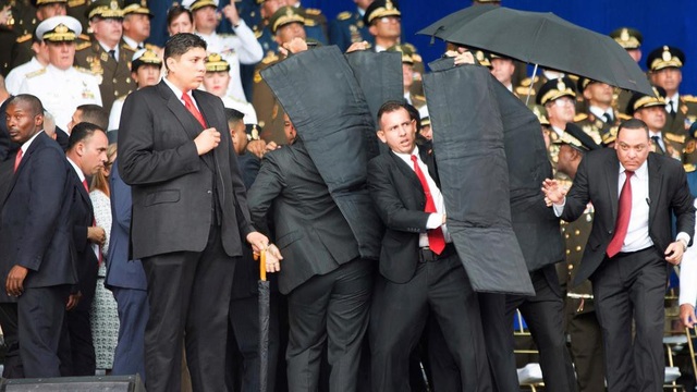 Tổng thống Venezuela thoát âm mưu ám sát ngay trên truyền hình trực tiếp - 2
Các vệ sĩ nhanh chóng lập hàng rào che chắn cho Tổng thống Maduro. (Ảnh: Getty)