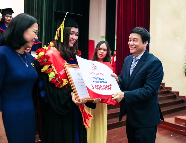 
Trường ĐH Kinh tế Tài chính TPHCM nhận thưởng cho thủ khoa đầu ra trong lễ tốt nghiệp.
