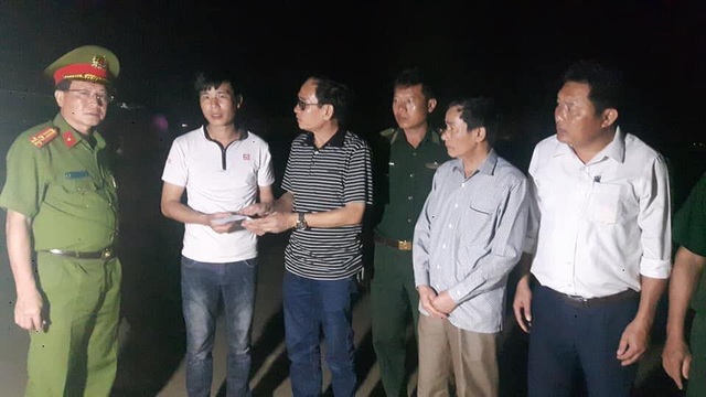 Hai du khách chết đuối khi tắm biển Nghệ An - 1
Ông Võ Văn Dũng - Bí thư Thị ủy thị xã Hoàng Mai - chỉ đạo công tác tìm kiếm và hỗ trợ gia đình hai nạn nhân.