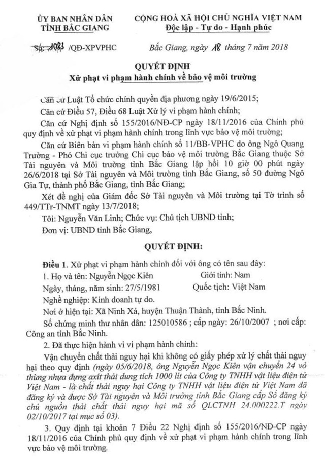 Doanh nghiệp ăn "trái đắng" báo cáo cả Chủ tịch, Bí thư tỉnh: "kêu oan" nhưng vẫn phải chịu tội! - 2
Chủ tịch UBND tỉnh Bắc Giang đã ký quyết định xử phạt cả Công ty kêu oan cùng nhân viên ma giả danh cán bộ Công ty Urenco 10 để vận chuyển chất thải nguy hại trái phép.