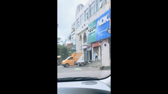 Đình chỉ nhân viên bưu điện quăng hàng của khách - 1
Hình ảnh nhân viên bưu điện ném hàng của khách