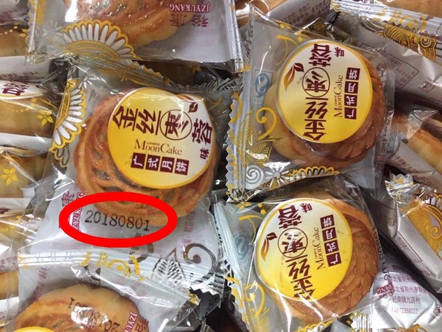 Tràn ngập bánh trung thu Trung Quốc 2.200 đồng/chiếc, hạn sử dụng tới nửa năm - 3 Theo thông tin trên bao bì, lô bánh trung thu Trung Quốc này mới được sản xuất vào ngày 1/8/2018. (Ảnh: Hồng Vân)