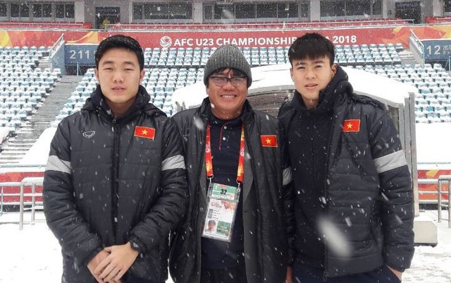 “HLV Park Hang Seo thành công khi tìm ra đội hình chính cho Olympic Việt Nam” - 1 Ông Dương Vũ Lâm (giữa) cùng các tuyển thủ Olympic Việt Nam (ảnh: Vũ Dương)