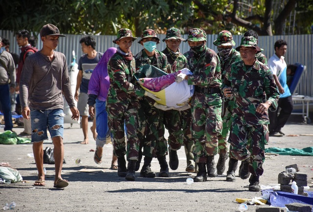 Động đất tại đảo du lịch Indonesia: 91 người chết, hơn 10.000 người sơ tán - 5 Binh sĩ Indonesia đưa thi thể nạn nhân ra khỏi đống đổ nát.